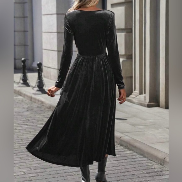 Luxe Velvet Long Sleeve Holiday Party Evening Dresss - Picture 2 of 3